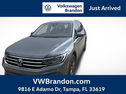 Used 2023 Volkswagen Tiguan SE w/ Panoramic Sunroof Package FWD image 1