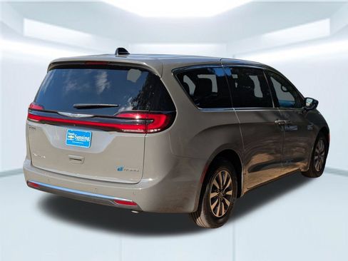 Used 2025 Chrysler Pacifica Select FWD image 6
