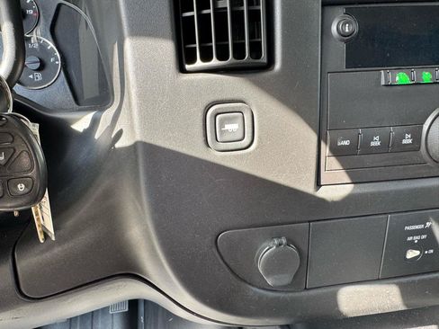 Used 2009 GMC Savana 3500 RWD image 12