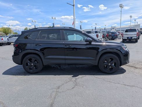 Used 2025 Volkswagen Taos SE AWD/4WD image 2