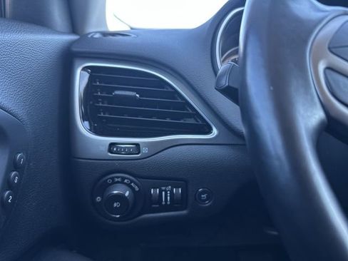 Used 2019 Jeep Cherokee Limited image 19