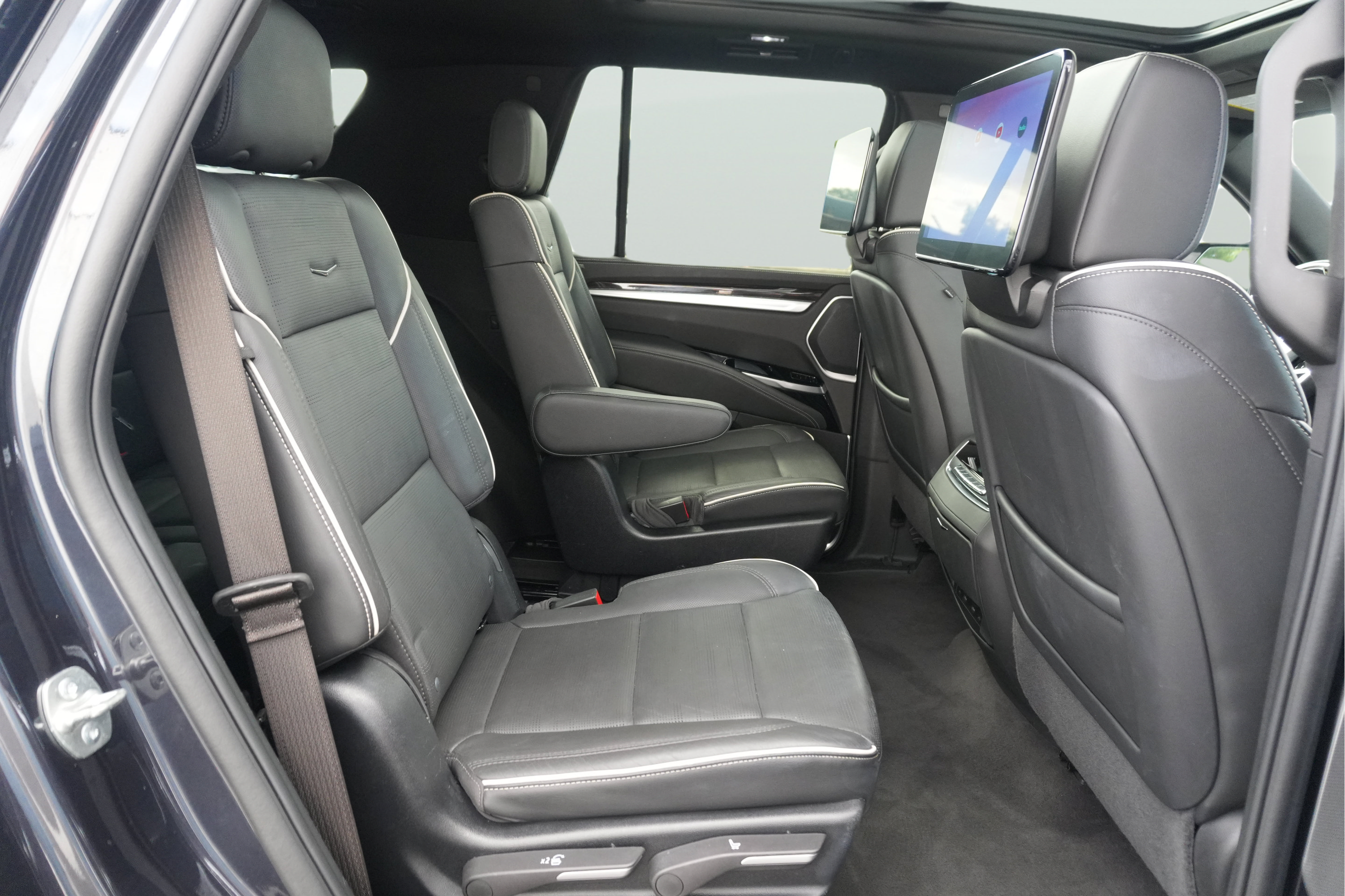 Used 2025 Cadillac Escalade Premium Luxury AWD/4WD image 31