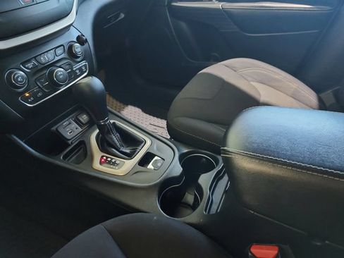 Used 2016 Jeep Cherokee Latitude w/ Cold Weather Group FWD image 10