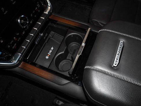 Used 2025 GMC Yukon Denali image 32