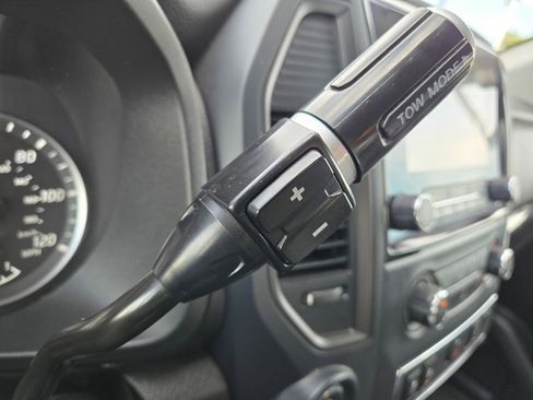 Used 2023 Nissan Titan SV image 28