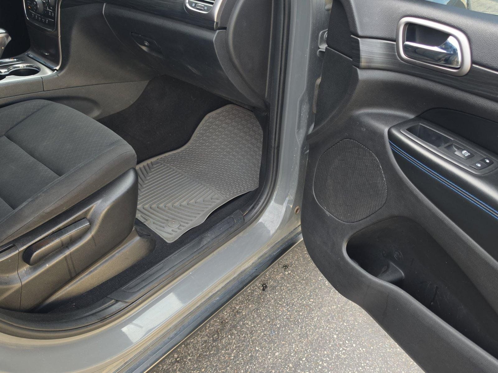 Used 2019 Jeep Grand Cherokee Laredo AWD/4WD image 28