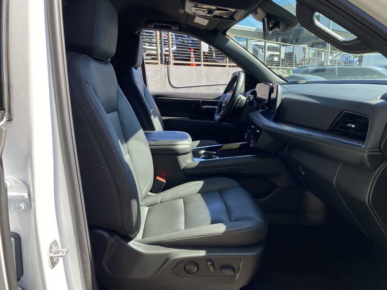 Used 2026 Chevrolet Suburban LT w/ Comfort Package AWD/4WD image 18