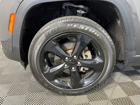 Used 2023 Jeep Grand Cherokee Altitude AWD/4WD image 11