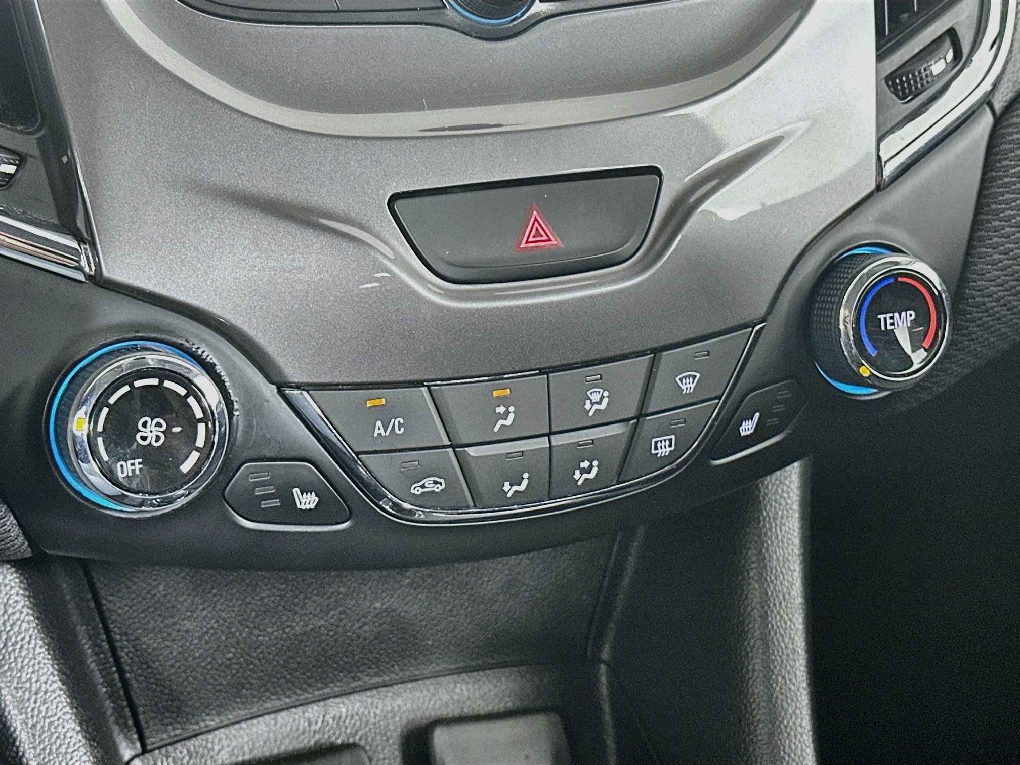 Used 2018 Chevrolet Cruze LT w/ Convenience Package FWD image 23