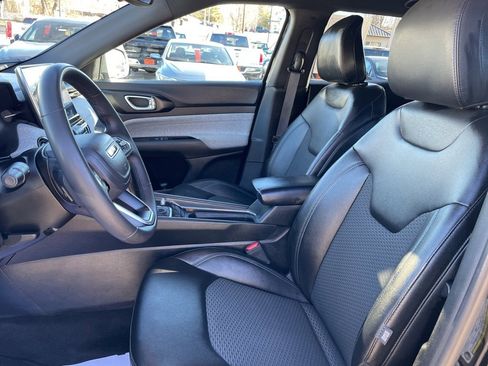 Used 2024 Jeep Compass Latitude image 3