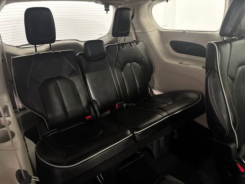 Used 2024 Chrysler Pacifica Limited image 27