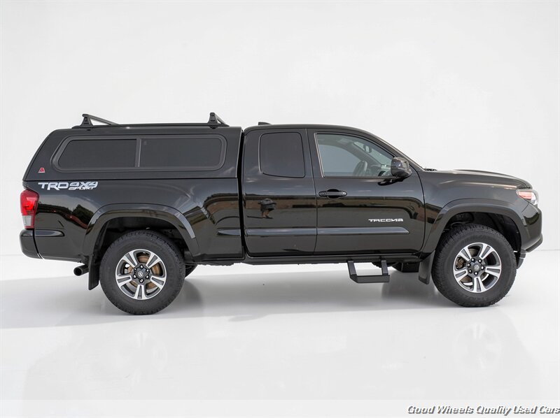 Used 2018 Toyota Tacoma TRD Sport AWD/4WD image 4