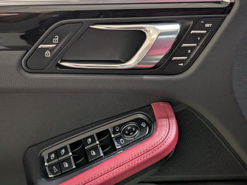 Certified 2025 Porsche Macan S AWD/4WD image 21