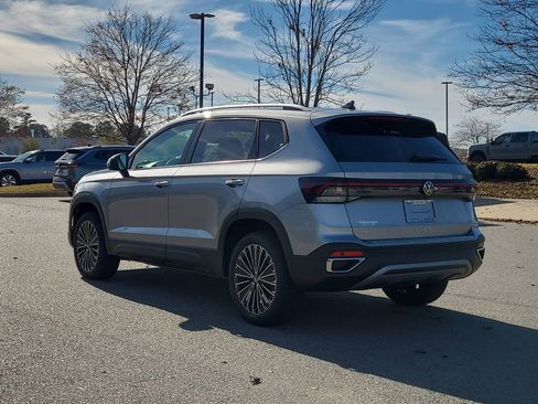 New 2026 Volkswagen Taos SE image 3