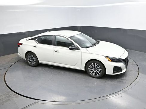 Used 2025 Nissan Altima 2.5 SV FWD image 32