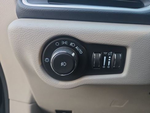 Used 2023 Chrysler Pacifica Touring-L image 2