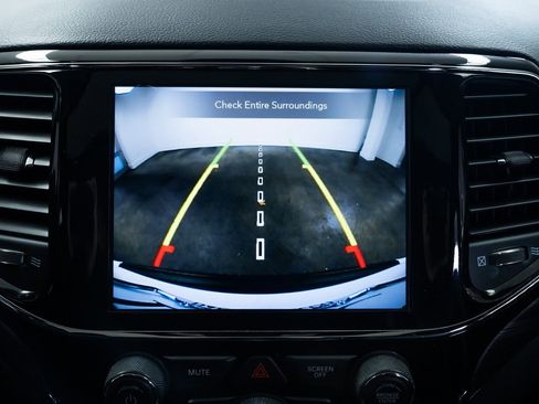 Used 2022 Jeep Grand Cherokee Laredo X image 13