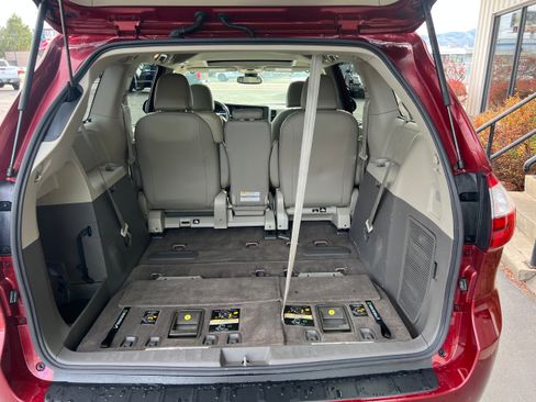 Used 2018 Toyota Sienna image 6