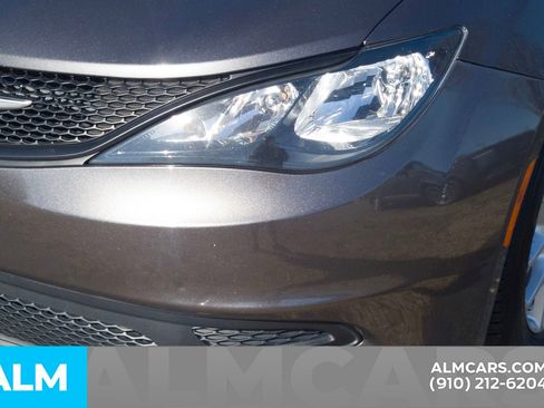 Used 2022 Chrysler Voyager LX image 13