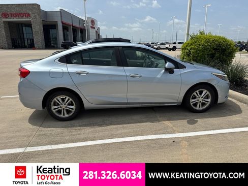 Used 2017 Chevrolet Cruze LT w/ Convenience Package FWD image 8