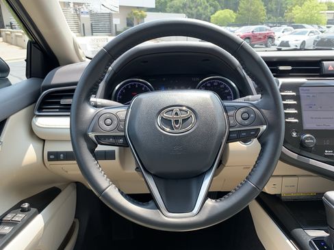 Used 2019 Toyota Camry XLE w/ Navigation Package FWD image 18