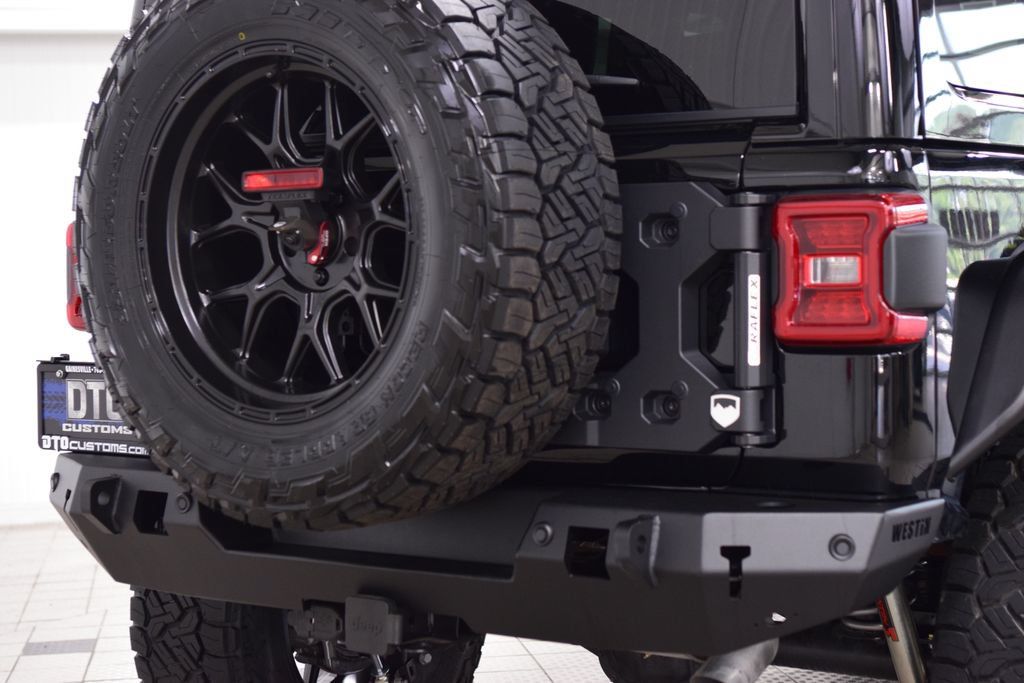 Used 2025 Jeep Wrangler Unlimited Sahara AWD/4WD image 18