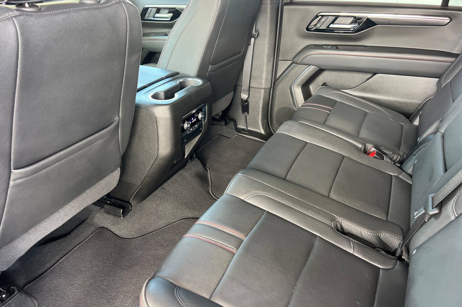 Used 2026 Chevrolet Suburban RST RWD image 6