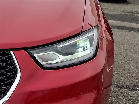 Used 2025 Chrysler Pacifica Select image 9