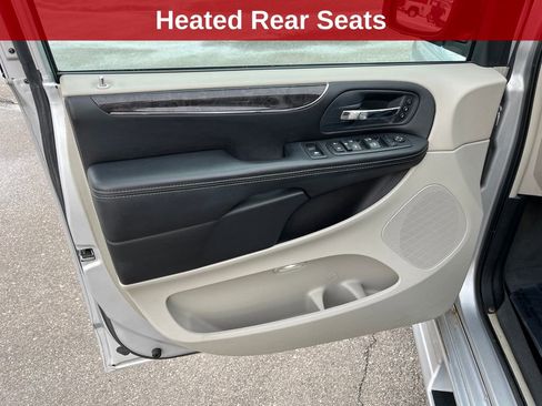 Used 2011 Chrysler Town & Country Limited image 15