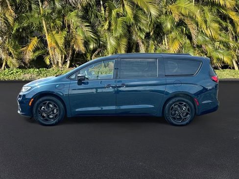 Used 2024 Chrysler Pacifica Premium FWD image 8
