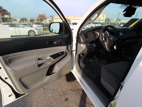 Used 2015 Toyota Tacoma PreRunner image 6