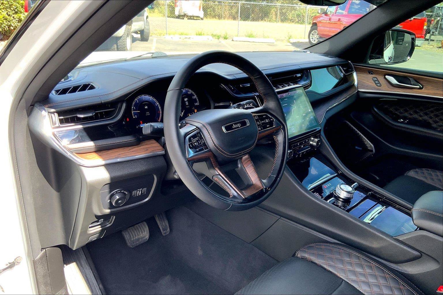 Certified 2024 Jeep Grand Cherokee L Summit w/ High Altitude Package AWD/4WD image 14