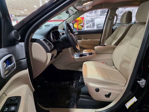 Used 2019 Jeep Grand Cherokee Laredo AWD/4WD image 14