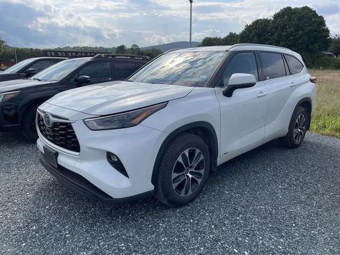Used 2022 Toyota Highlander XLE AWD/4WD image 3