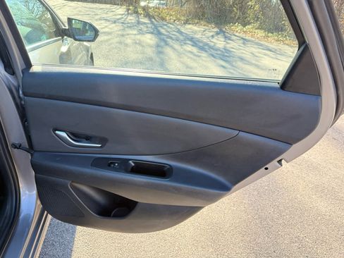 Used 2023 Hyundai Elantra Limited image 11