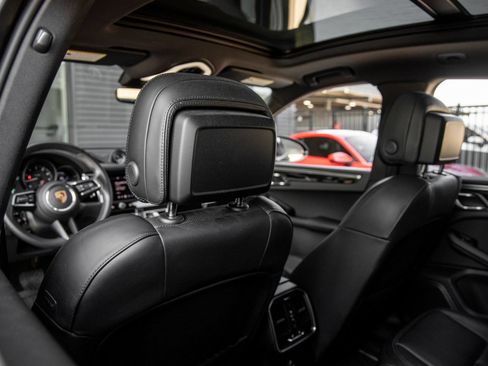 Certified 2024 Porsche Macan AWD/4WD image 27