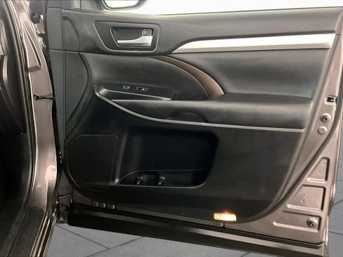 Used 2019 Toyota Highlander XLE AWD/4WD image 22