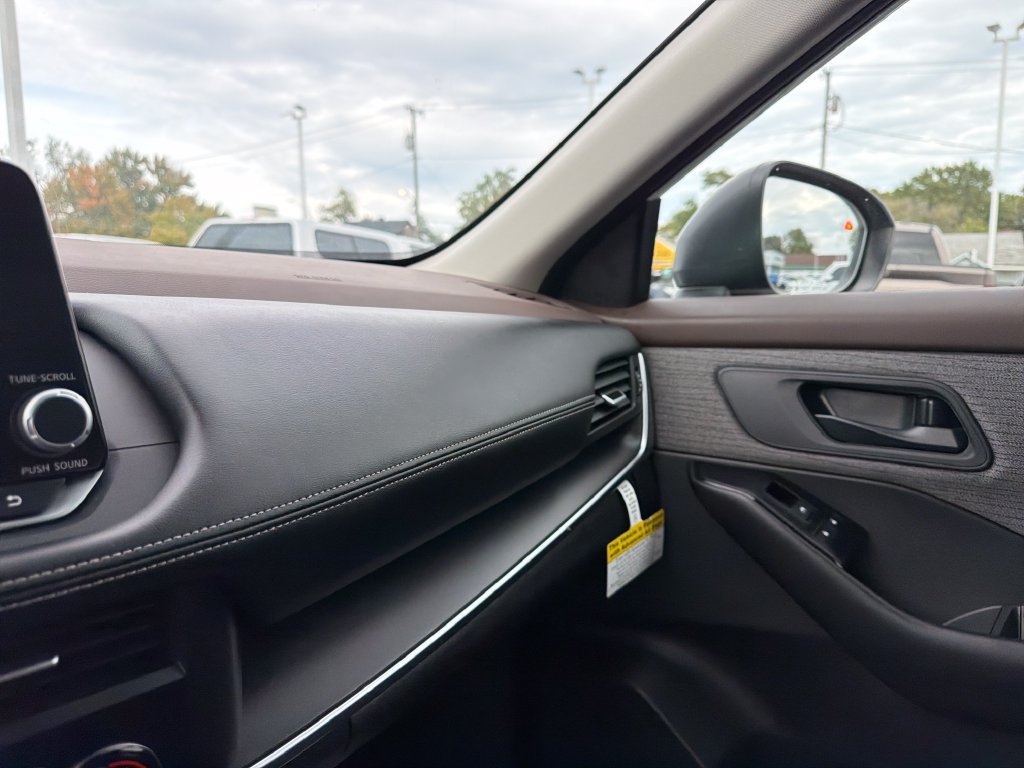 Used 2023 Nissan Rogue S AWD/4WD image 25