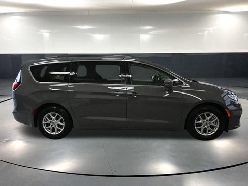 Used 2022 Chrysler Pacifica Touring-L FWD image 4