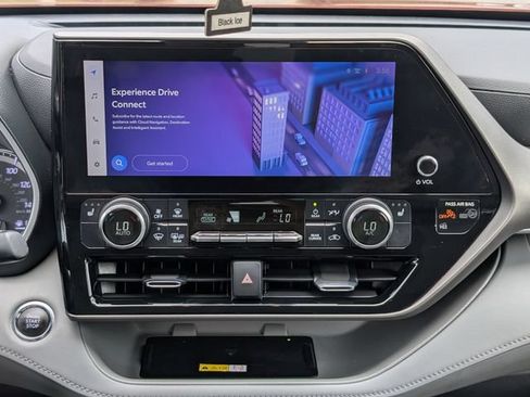 Used 2023 Toyota Highlander XLE FWD image 18