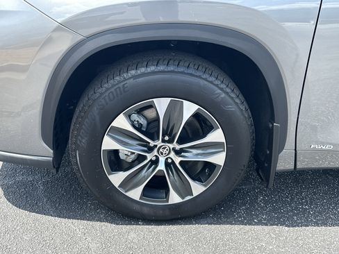 Used 2025 Toyota Highlander XLE AWD/4WD image 11