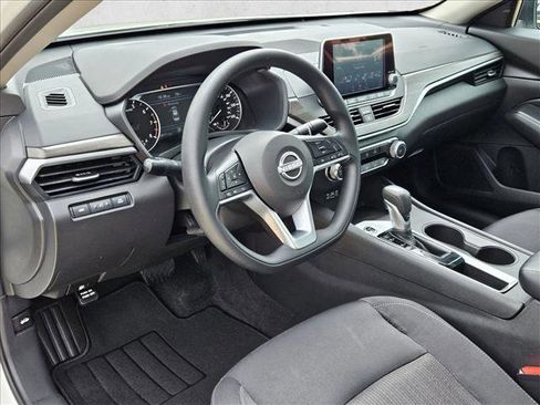 Used 2025 Nissan Altima 2.5 SV FWD image 10
