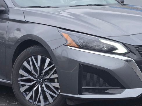 Used 2025 Nissan Altima 2.5 SV FWD image 3