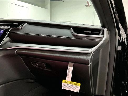 New 2025 Jeep Grand Cherokee Laredo image 18