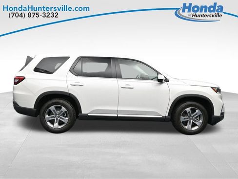 Used 2025 Honda Pilot EX-L image 9