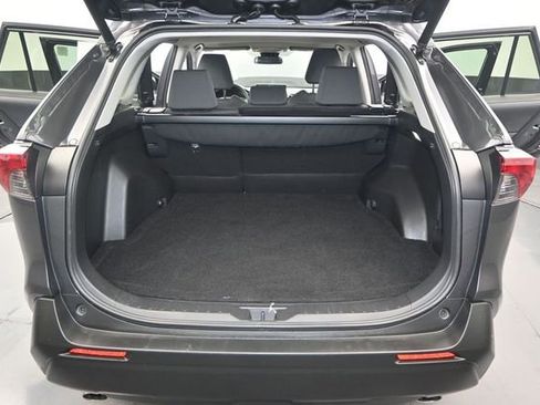Used 2022 Toyota RAV4 XLE w/ Convenience Package FWD image 16