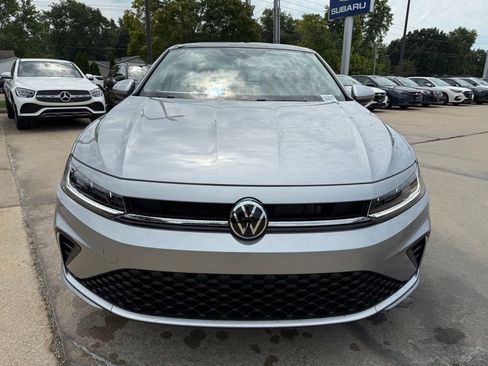 New 2025 Volkswagen Jetta SE image 2