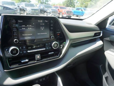Used 2021 Toyota Highlander XLE AWD/4WD image 24