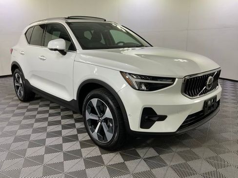 Certified 2024 Volvo XC40 B5 Plus w/ Climate Package image 3