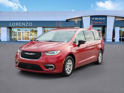 Used 2025 Chrysler Pacifica Select